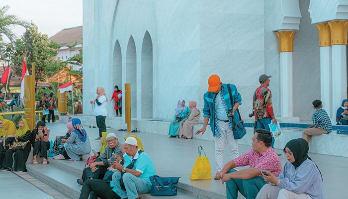 Suasana Masjid Raya Syeikh Zayed  Solo yang Dipenuhi dengan Wisatawan
