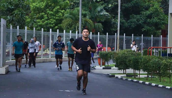 CARI KERINGAT: Beberapa masyarakat memanfaatkan kawasan Stadion manahan untuk berolahraga.