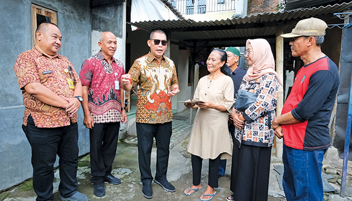 TEROBOSAN: Wakil Wali Kota Solo Teguh Prakosa menyerahkan sertifikat lahan ke warga Kelurahan Pajang, Kecamatan Laweyan dalam program Proda, kemarin. (SILVESTER K./ RADAR SOLO)