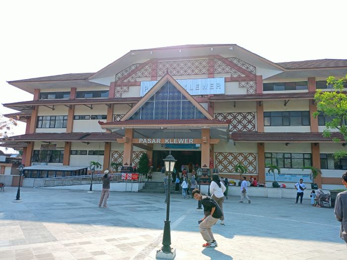 Pasar Klewer menjadi salah satu tempat yang direkomendasikan untuk berbelanja batik dengan harga murah (SOLOBALAPAN.COM)