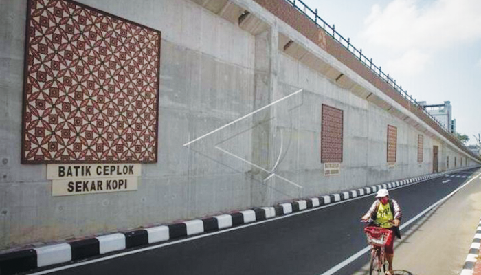 Salah Satu Sudut Solo yaitu di Flyover Depan Stasiun Purwosari yang Terpampang Beragam Motif Batik Ceplok