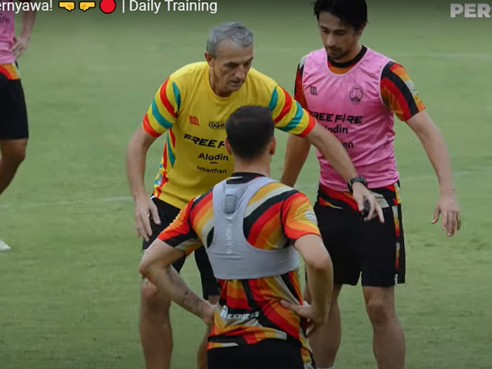 Tangkapan layar video Milomir Seslija saat memimpin latihan para pemain Persis Solo jelang laga melawan Madura United (YOUTUBE PERSIS SOLO)