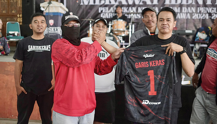GK1: Kodratullah Fabrianto resmi jadi ketum Garis Keras Sambernyawa dan dapat jersey nomor 1 bertruliskan nama Garis Keras.
