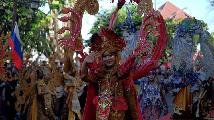 Bentuk kreasi batik pada event solo batik carnival (DOK. PEMERINTAH KOTA SOLO)