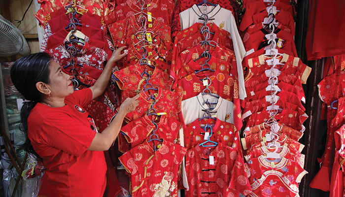 Pedagang di Pasar Gede Solo yang Menjual Berbagai Pakaian untuk Imlek