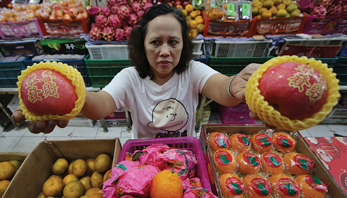 JELANG IMLEK: Pedagang buah Pasar Gede banyak menerima pesanan buah impor dari Tiongkok.