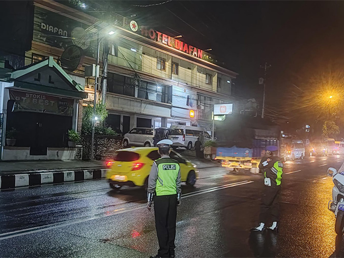 Polisi berjaga di sekitar Hotel Diafan Wonogiri Rabu (31/1/2024) yang jaraknya sekitar 50 menit dari Kota Solo (IWAN ADI LUHUNG/ RADAR SOLO)