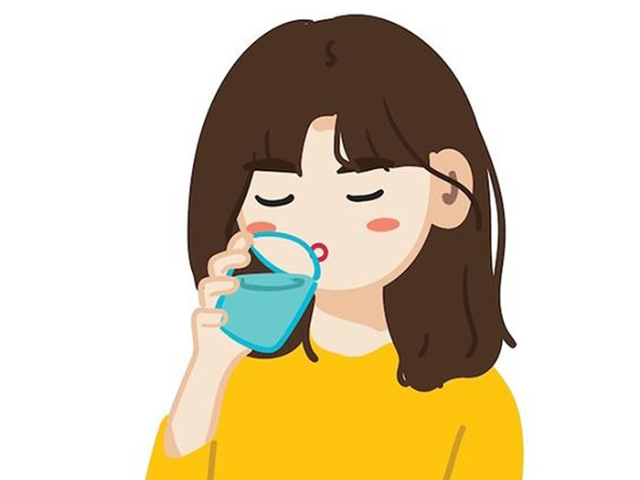 Ilustrasi orang minum air putih yang seharusnya menjadi hal rutin bagi warga Solo mengingat sejumlah manfaatnya (DOK. FREEPIK)