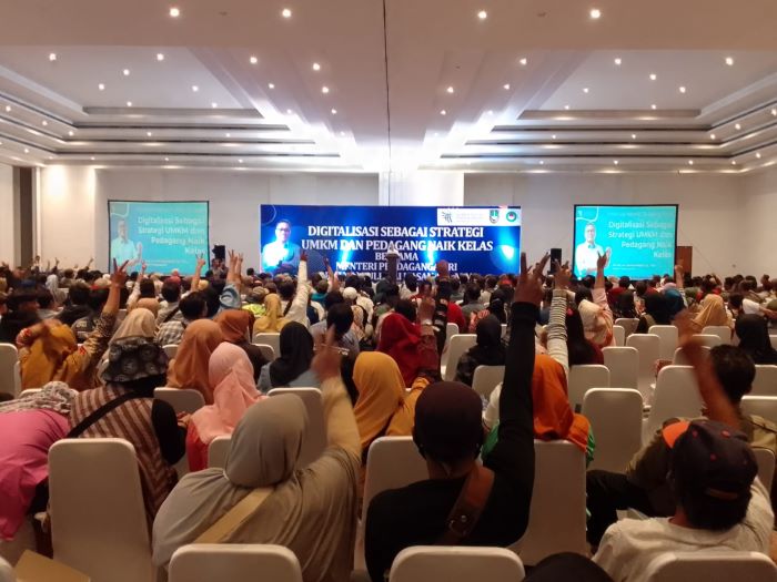 Aksi kampanye terselubung diduga dilakukan oleh Menteri Perdagangan, Zulkifli Hasan, di Convention Hall Terminal Tirtonadi Solo (ANTONIUS C/ RADAR SOLO)