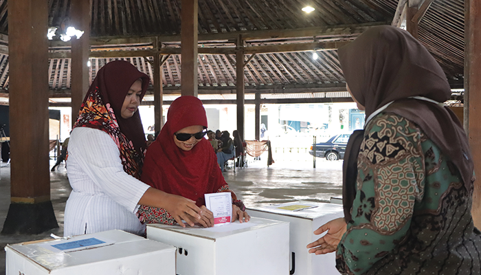 DITUNTUN: Warga menjalani pencoblosan dalam simulasi pemilu di TPS 3 Baluwarti, kemarin.