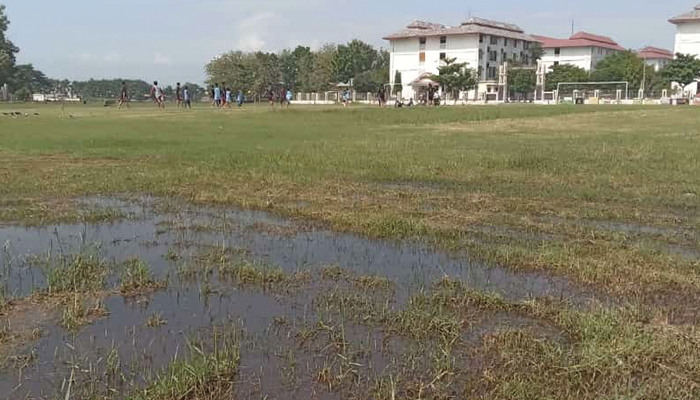Lapangan Kelurahan Joho becek usai hujan sejak Selasa (30/1) petang sampai malam