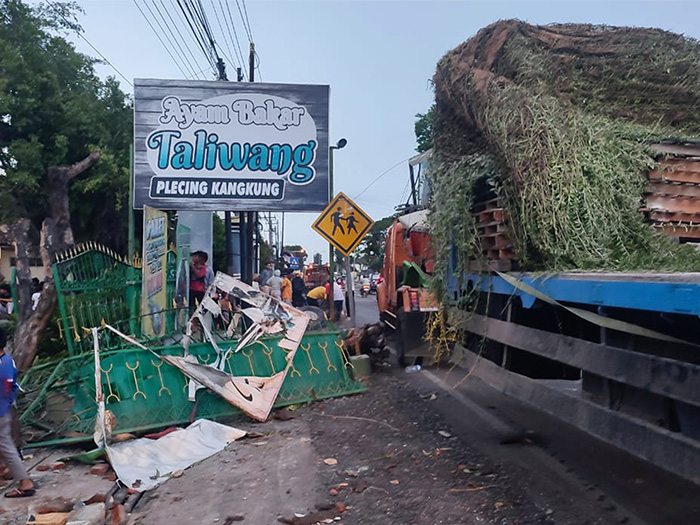 Sebuah rumah makan ayam taliwang yang terletak di Jalan Solo - Sragen ditabrak sebuah truk tronton (AHMAD KHAIRUDIN/RADAR SOLO)