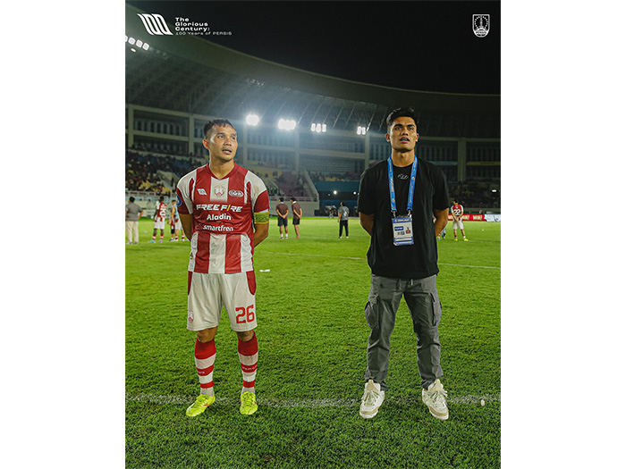 COMEBACK: Striker Persis Solo Ramadhan Sananta (kanan) ikut menyanyikan anthem Satu Jiwa usai laga melawan Madura United di Stadion Manahan, Selasa malam (30/1). (PERSIS SOLO OFFICIAL)