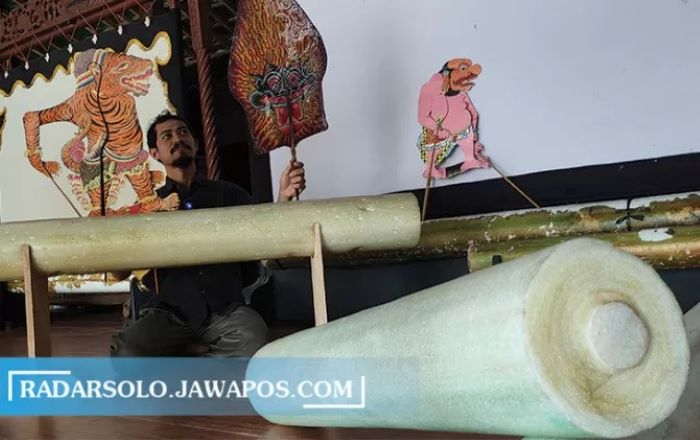 Gedebog pisang yang digunakan warga Solo untuk menancapkan wayang kulit selama pertunjukan ternyata punya khasiat (TRI WAHYU CAHYONO/RADAR SOLO)
