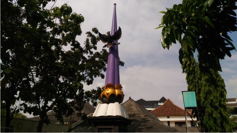 Monumen PGRI yang terletak di halaman SMPN 10 Solo menjadi simbol kesatuan guru Indonesia ( SURAKARTA.GO.ID)