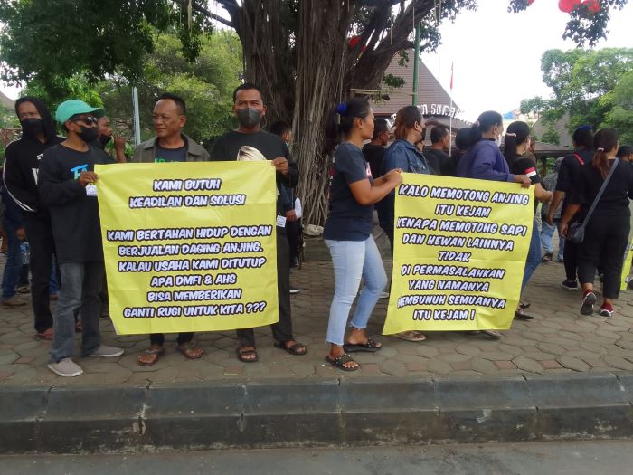 Para pedagang anjing melakukan protes kepada pemerintah di depan Balaikota Solo pada Kamis (1/2) (SILVESTER K/RADAR SOLO)