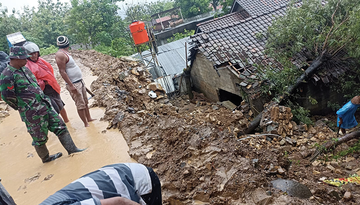 Dampak longsor di Dusun Bometen, Desa Ngandong, Kecamatan Gantiwarno pada Rabu (31/1)