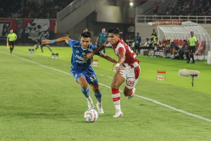 LAGA KLASIK: Laga Persis Solo melawan Persib Bandung di Stadion Manahan, tahun lalu. (M. IHSAN/RADAR SOLO)