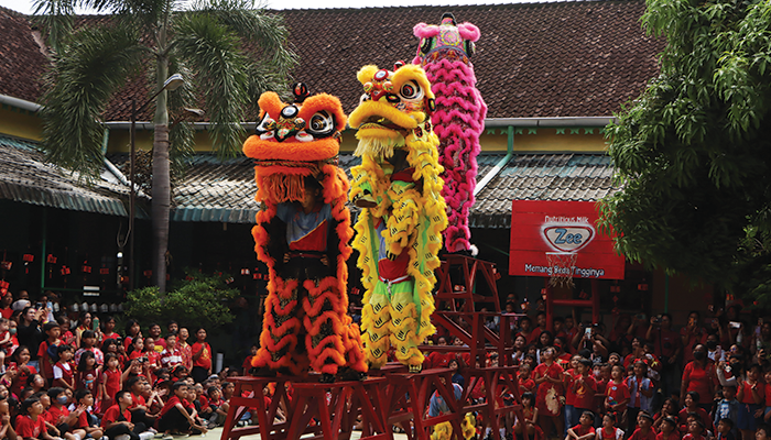 Pertunjukan Barongsai yang Digelar di Salah Satu SD Warga Ska Solo pada (2/2)