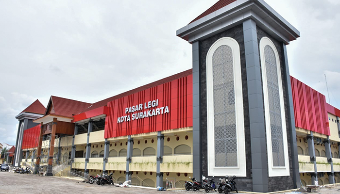 ampak depan Pasar Legi Kota Surakarta