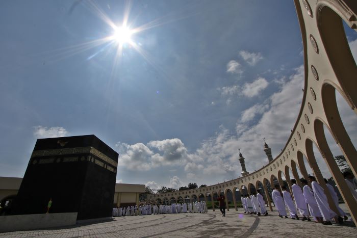IKON BARU: Replika Masjidil Haram lengkap dengan Kakbah jadi salah satu tujuan utama di Wisata Edukasi Religi (WER) Qolbu Boyolali. (ARIEF BUDIMAN/RADAR SOLO)