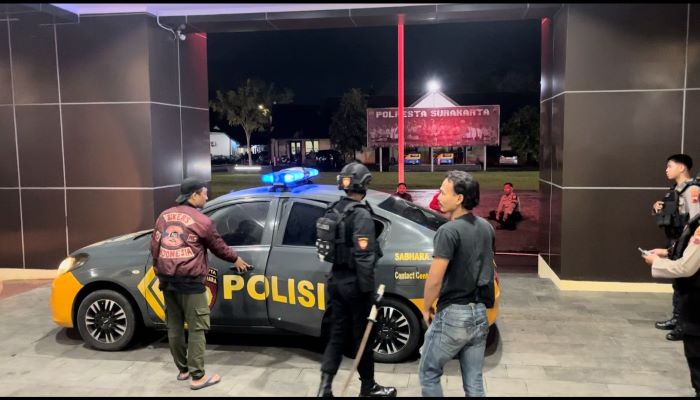 DIAMANKAN: HLS, 30, pria asal Bima, NTB diamankan di Mapolresta Solo karena mengamuk, Jumat malam (2/2). (ANTONIUS C./RADAR SOLO)