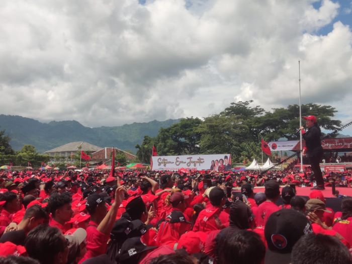 Puan saat menyapa simpatisan PDI Perjuangan saat kampanye PDI Perjuangan di Stadion Pringgodani Wonogiri Minggu (4/2). (IWAN ADI LUHUNG/RADAR SOLO)