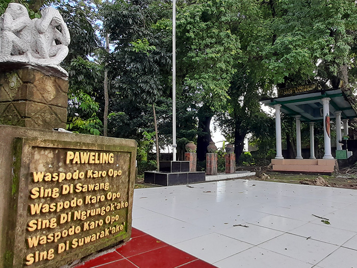 : Kompleks Sendang Dangkrong di utara Pasar Nglano, Desa Pandeyan, Tasikmadu. Foto bawah, Tugu Pancasila di kompleks Sendang Dangkrong. (RUDI HARTONO/RADAR SOLO)