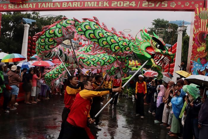BERBAUR: Aksi liong barongsai menyemarakkan kirab Grebeg Sudiro di kawasan Pasar Gede kemarin (4/2). Foto bawah, kesenian lokal pun ikut tampil. (M IHSAN/RADAR SOLO)