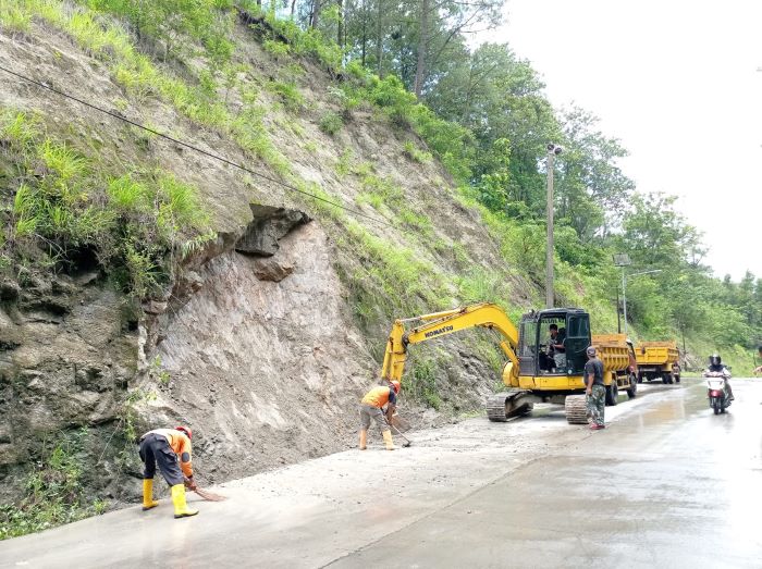 Upaya pembersihan sisa material longsor di JLK Senin (5/2/2024) siang. (IWAN ADI LUHUNG/RADAR SOLO)