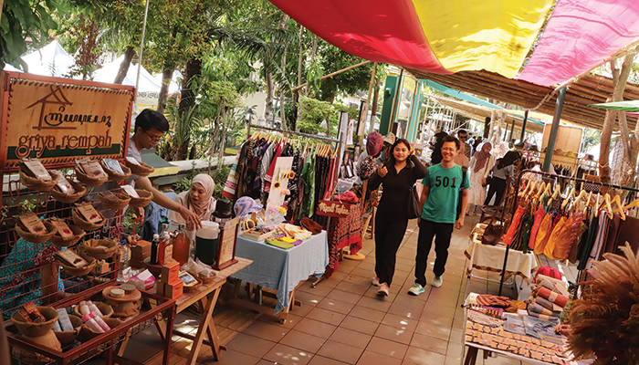UNIK: Geliat UMKM yang digelar dalam acara Solo Art Market, kemarin.