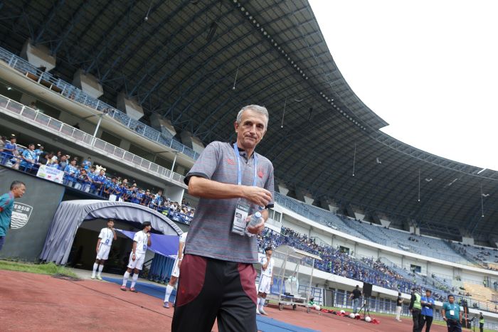 Head Coach Persis Solo Milomir Seslija usai laga melawan Persib Bandung di Stadion Gelora Bandung Lautan Api (GBLA), Minggu (4/2) sore. (PERSIS SOLO OFFICIAL)