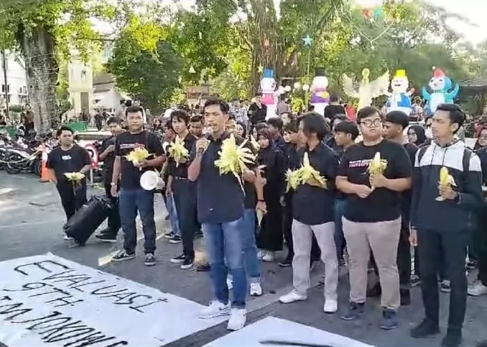 Gabungan BEM dari berbagai univeristas di Indonesia menggelar aksi di depan Balai Kota Solo, Senin (18/12). (SILVESTER K/RADAR SOLO)