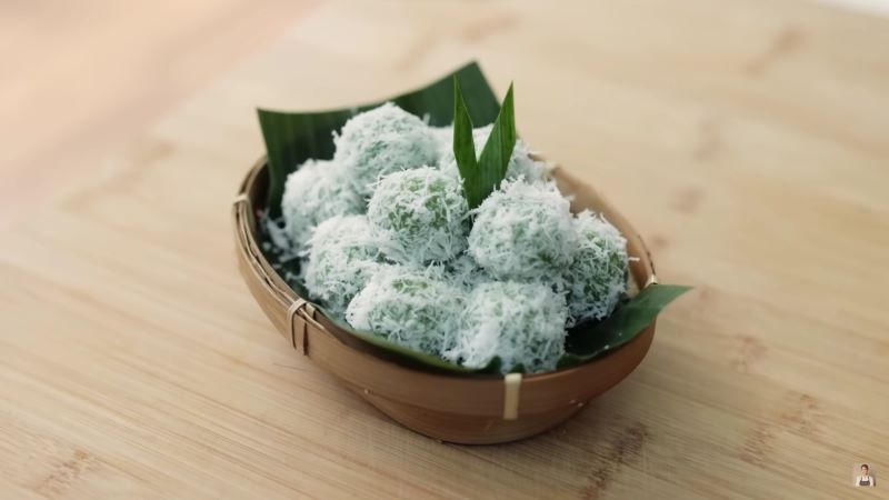 Klepon yang merupakan salah satu jajanan favorit warga Solo (YOUTUBE DEVINA HERMAWAN)