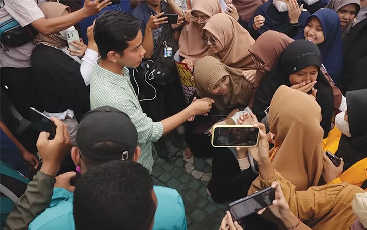 Mahasiswa para pelaku aksi damai di depan Balai Kota mencium tangan Cawapres 02, Selasa (6/2). (M. IHSAN/RADAR SOLO)