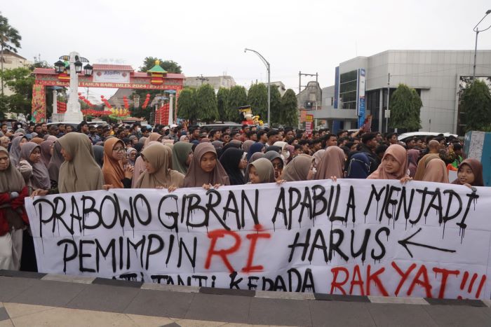 Para mahasiswa melakukan aksi damai dan melayangkan tuntutan kepada Gibran Rakabuming Raka di depan Balai Kota Solo (M.IHSAN/RADAR SOLO)