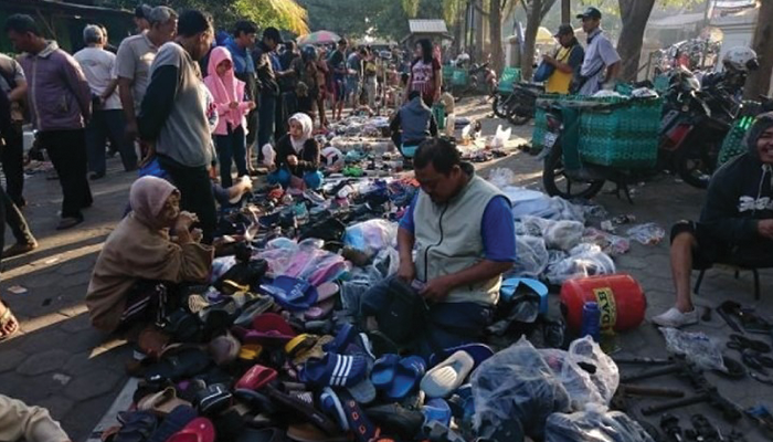 Pasar Klithikan Notoharjo yang selalu ramai akan pengunjung