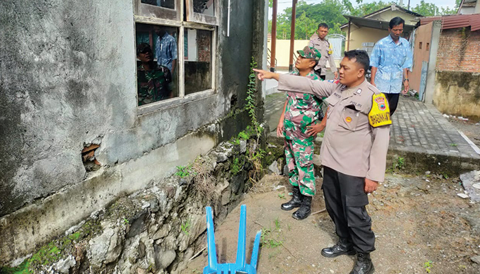 Jajaran Polsek Wonosari saat melakukan olah TKP di Kantor Desa Sidowarno, Kecamatan Wonosari, Klaten