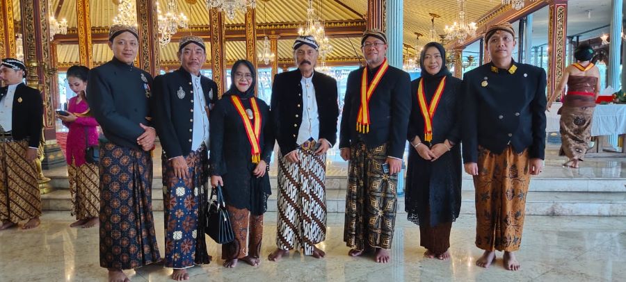 Universitas Terbuka menghadiri acara Tingalan Dalem Jumenengan Pakubuwono XIII ke 20 di Keraton Kasunanan Surakarta, Selasa (6/2/2024). (DOK. UNIVERSITAS TERBUKA)