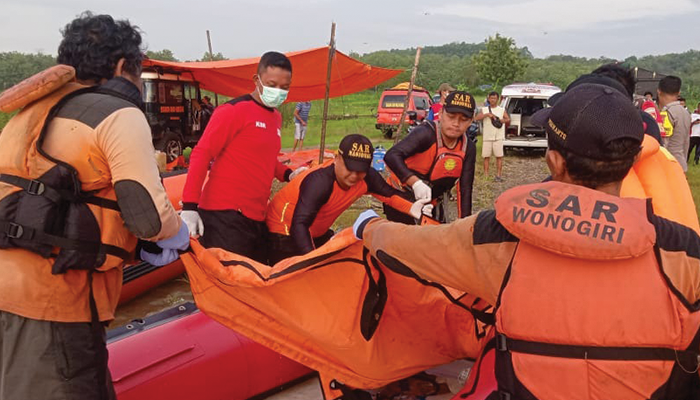 Foto: Evakuasi korban laka air di WGM Rabu (7/2).