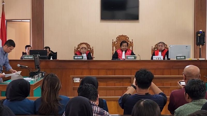 Sidang gugatan wanprestasi yang diajukan Almas kepada Gibran di Pengadilan Negeri (PN) Solo, Rabu (7/2/2024). (ANTONIUS CHRISTIAN/RADAR SOLO)