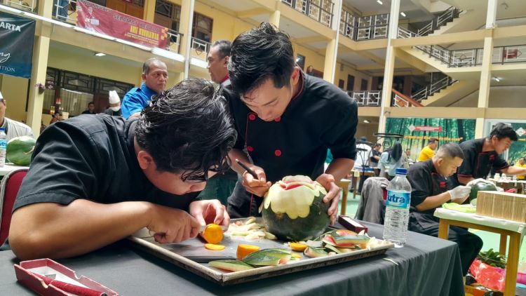 Lomba Fruit and Vegetable Carving yang digelar dalam rangka HUT PHRI ke-55. (MAULIDA AFIFA/RADAR SOLO)
