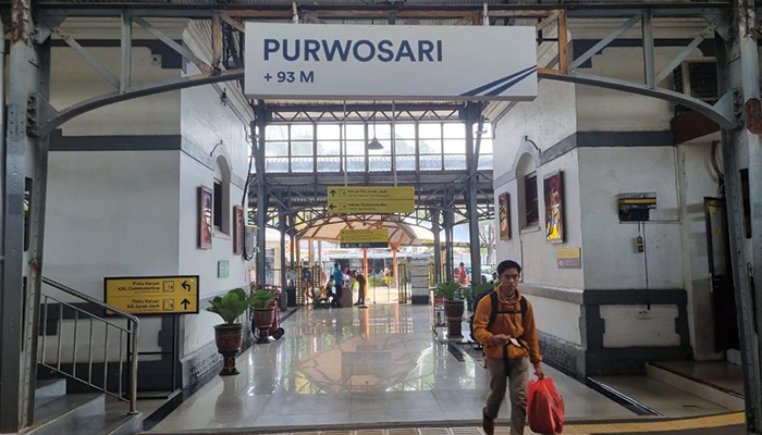 Stasiun Purwosari di Solo yang konon menyimpan misteri tentang sosok wanita bersuara cantik yang menggoda. (MAULIDA/RADAR SOLO)