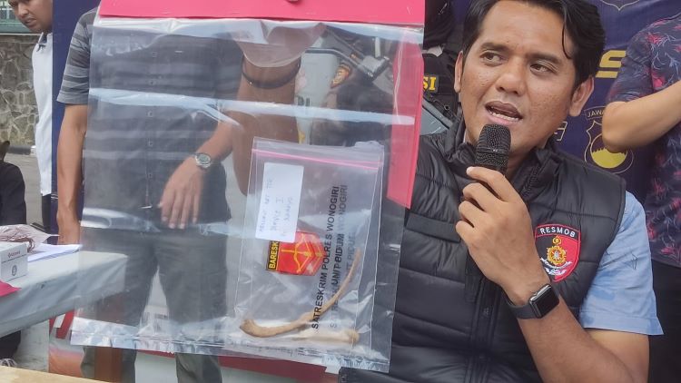 Kasatreskrim Polres Wonogiri Iptu Yahya Dhadiri menunjukkan sampel tulang salah satu korban pembunuhan Sarmo saat jumpa pers di Mapolres Wonogiri Sabtu (9/12/2023) lalu. (IWAN ADI LUHUNG/ RADAR SOLO)