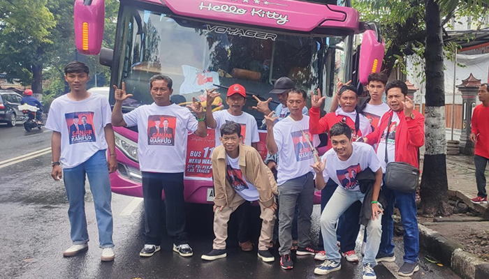 Ribuan Kader Partai Demokrasi Indonesia Perjuangan (PDI Perjuangan) dari Sragen berangkat ke Semarang Sabtu (10/2)