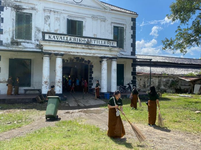 AKULTURASI: Komunitas Tionghoa di Kota Solo membersihkan gedung Kavallerie-Artillerie di kompleks Pura Mangkunegaran, kemarin (9/2). (MANNISA ELFIRA-M.IHSAN/RADAR SOLO)