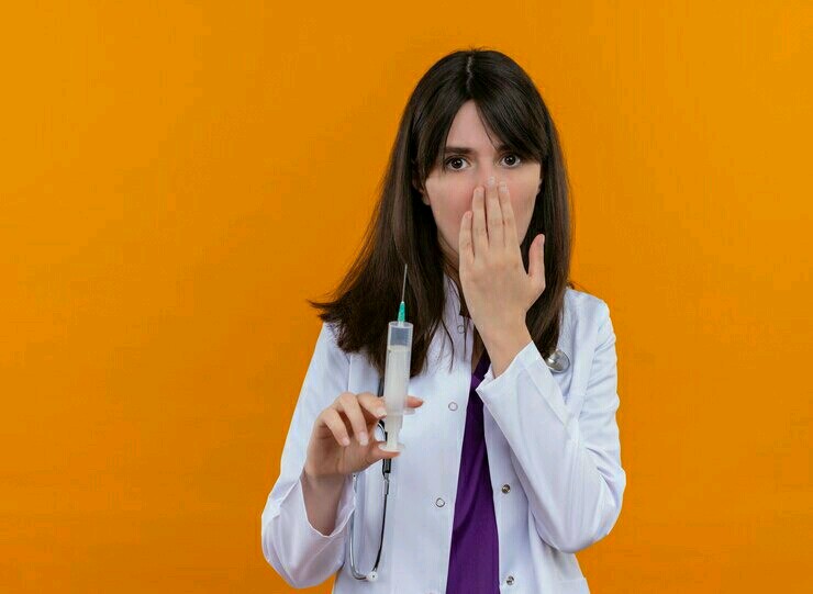 Ilustrasi dokter yang memegang jarum suntik (PIXABAY.COM)