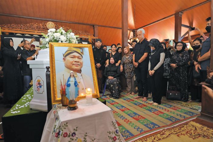 BERDUKA: Ganjar Pranowo mendatangi rumah duka Blacius Subono di Gang Brotoseno, Kecamatan Jebres, kemarin (11/2). (ANTONIUS CHRISTIAN/RADAR SOLO)
