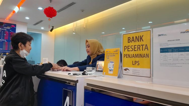 LPS mulai membayarkan klaim penjaminan simpanan nasabah BPR Usaha Madani Karya Mulia lewat Bank Mandiri cabang Slamet Riyadi Solo. (MAULIDA AFIFA/RADAR SOLO)