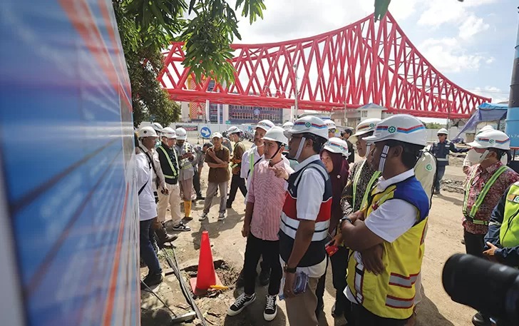 Wali Kota Gibran saat pantau proyek strategis di Simpang Joglo, Selasa (13/2/2024). (DOK. HUMAS PEMKOT SOLO)